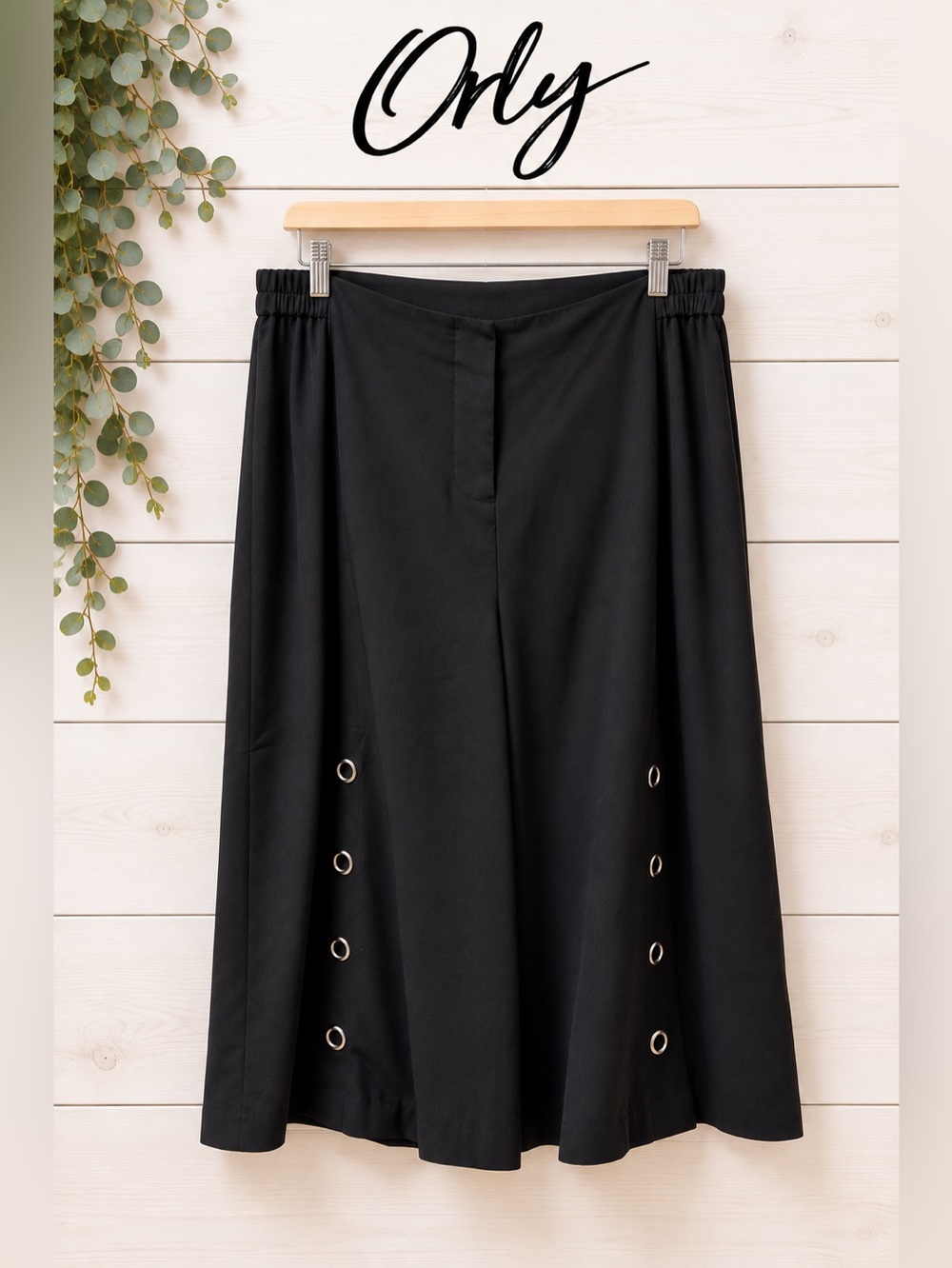 ORLY Black Wide-Leg Cropped Pants with Eyelet Detail – Size XL